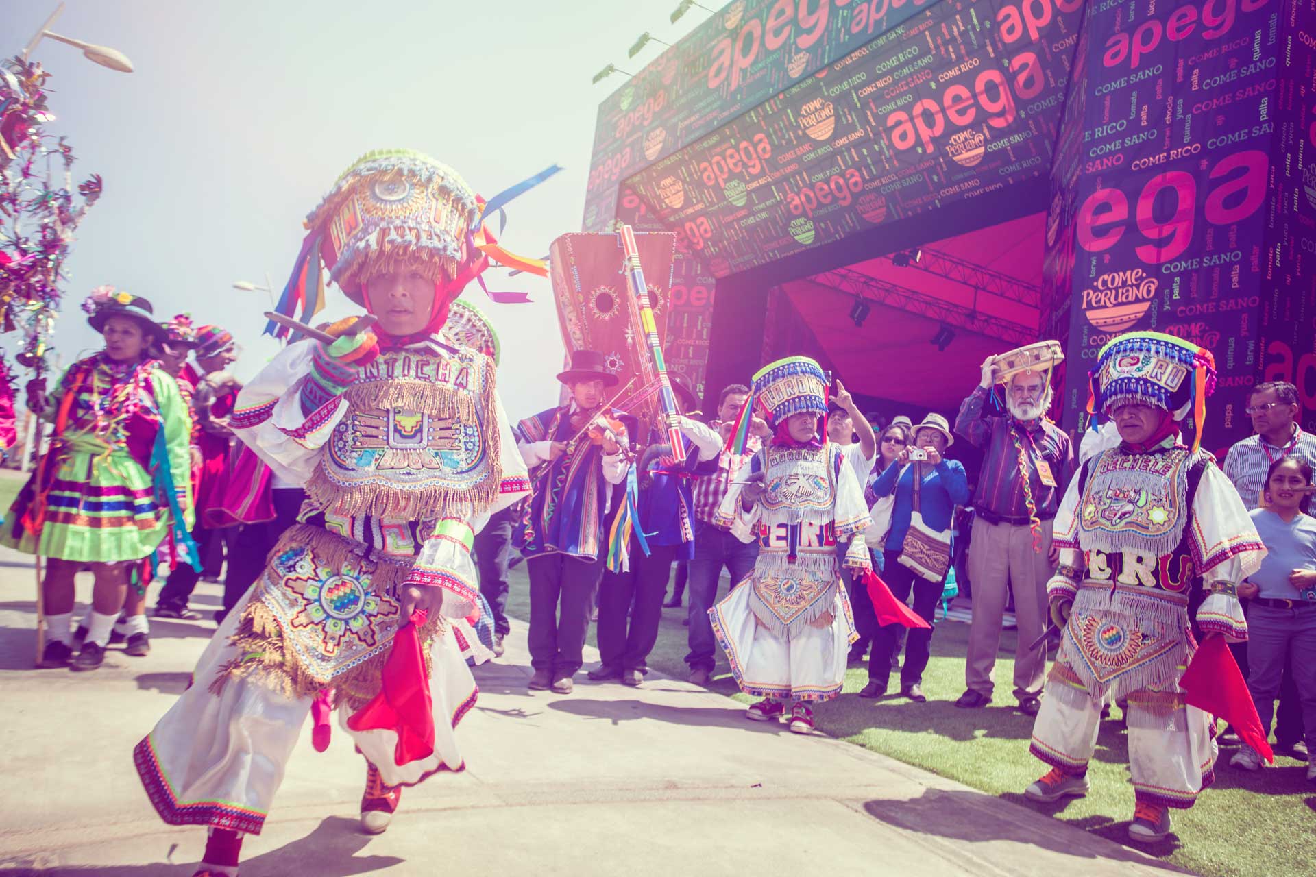 mistura danza apega tijeras peru